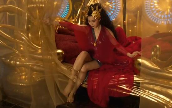 预告片中大秀美腿