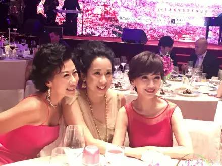 2016年，55岁叶倩文、58岁朱玲玲、62岁赵雅芝在慈善晚会上的合影