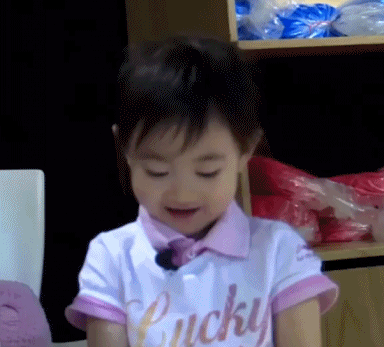 开心~   作为王源哥哥的头号迷妹,任性的刘海也没拉低甜小姐的颜值