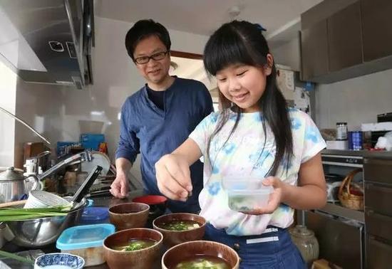 阿花和爸爸做饭