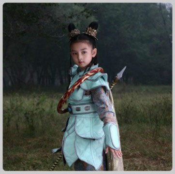 被热搜小萝莉阿拉蕾圈粉 其实小时候的杨幂李