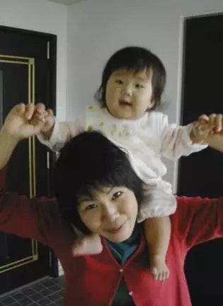 妈妈和阿花玩耍