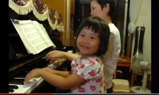 妈妈教阿花弹琴