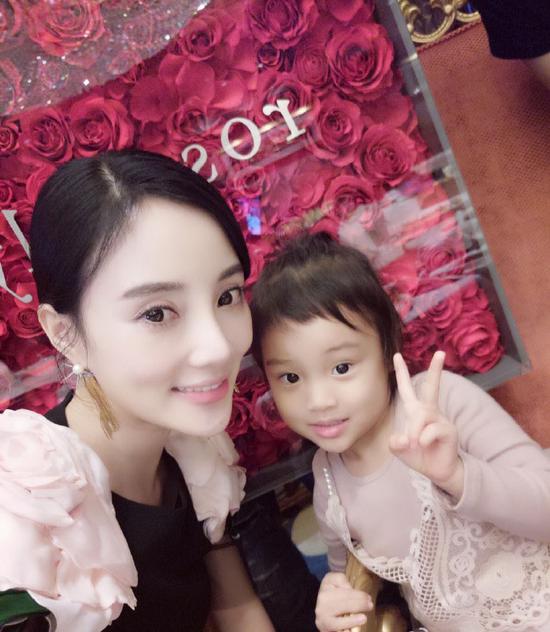 小编最近好开心呀~期待已久的《爸爸去哪儿4》终于播出啦!But,这次的《爸爸去哪儿》跟原来不一样了不仅有明星父子,还有见习奶爸和素人小朋友! 小编要说的就是这个素人小朋友阿拉蕾! 看过阿拉蕾才知道女儿果然是小棉袄啊!!帮爸爸穿鞋子,给爸爸揉肩,还有那句我是很优秀的和秋裤之歌,通通戳中小编萌点! 快给我一个同款女儿好不好! 这萌萌的身高差,这公主抱!这两个我都要了,不许跟我抢! 花式夸爸爸!看的小编心都化了~~一个已经满足不了小编了,请给我一打! 话说回来,不知道