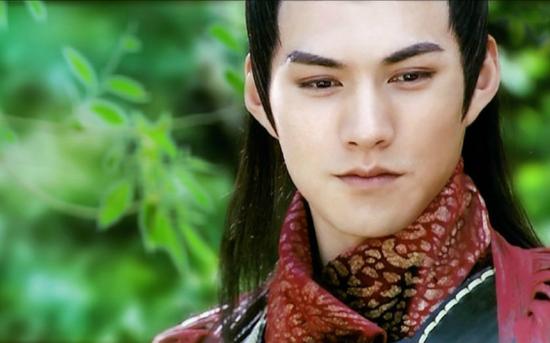 是某家整形医院的整形顾问,就在前几天男演员严屹宽来到医院做整形