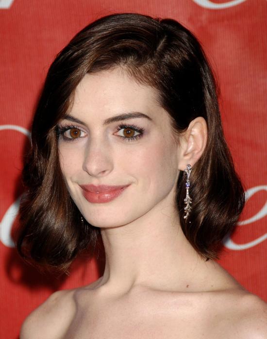 安妮·海瑟薇都比不过她?国际大导演眼中的素颜美女竟