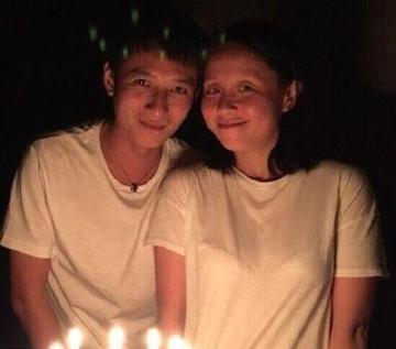 李维嘉和妻子龙丹妮合影