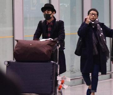 何炅与王菁一起现身机场