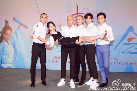 杨紫被秦俊杰抱