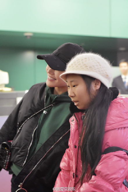 马思纯化身政委合影虹桥一姐灌鸡汤:找个男朋