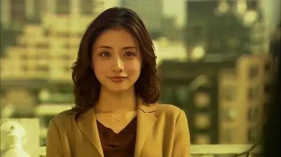 从村头小芳到国民小妖精,十元妹子如何悄悄变