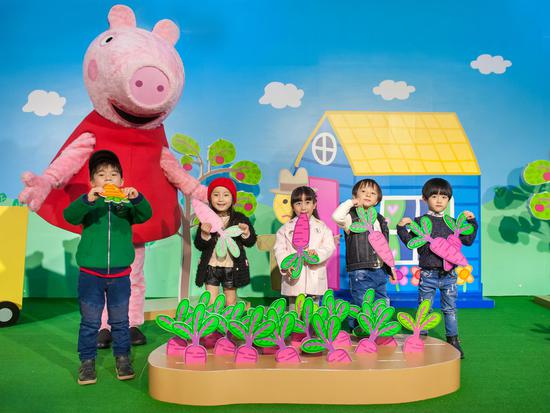 小粉丝们和小猪佩奇人偶在“猪爷爷”的菜园里