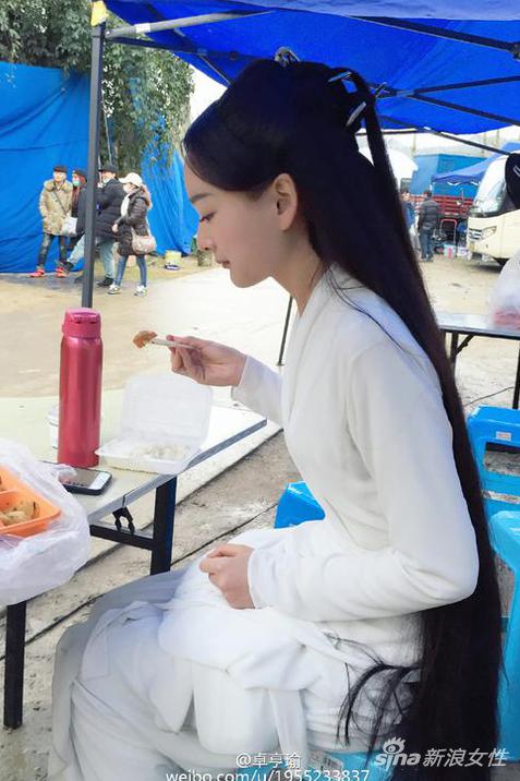 卓亨瑜说杨幂是照着她整的,还带着山寨热巴一