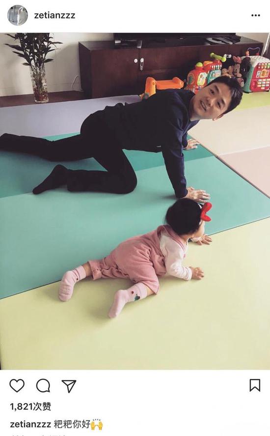 刘强东陪女儿爬地