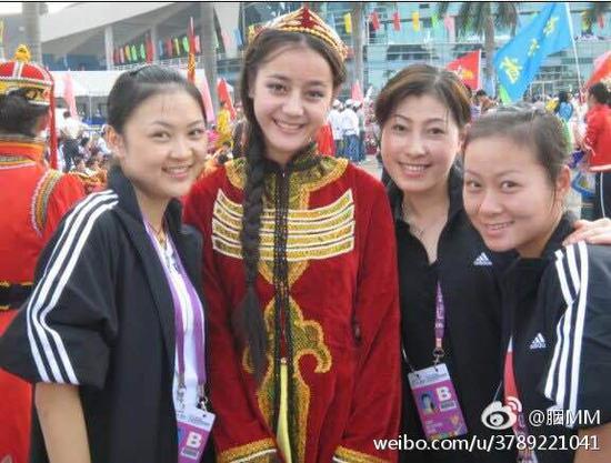 迪丽热巴10年前广州演出照穿新疆服饰笑容甜
