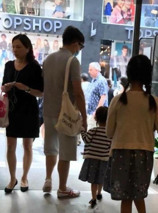 Three pregnancy Huang Lei wife A family of four Hong Kong shopping very close