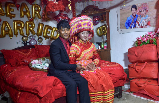 张小芳身穿传统的傈僳族结婚礼服.