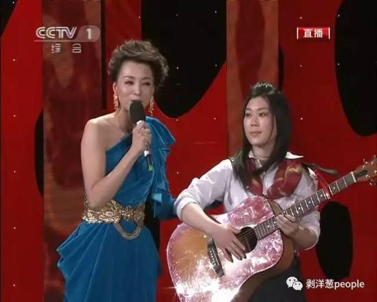2011年春晚,西单女孩登台献唱。