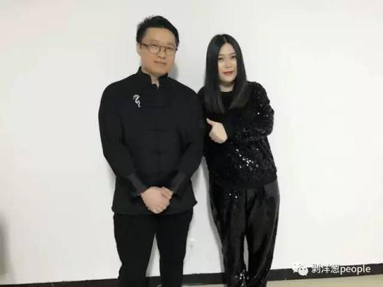 3月25日,在某音乐会上,任月丽遇到了《天使的翅膀》词作者徐誉滕。