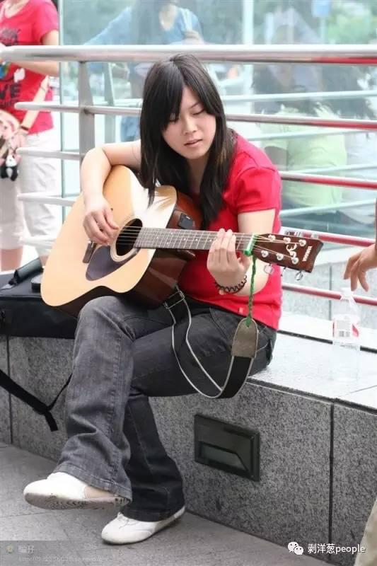 2009年6月,任月丽参加一档选秀节目,在场外候场。受访者供图