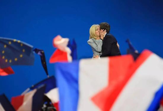 ▲马克龙与妻子拥吻（图片来源：视觉中国）