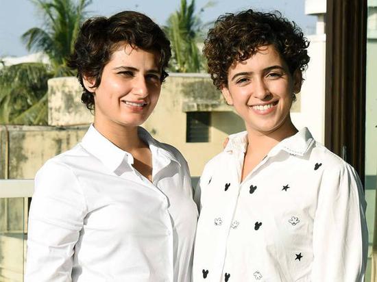 法缇玛·萨那·纱卡（左）与饰演二妹的桑亚·马荷塔