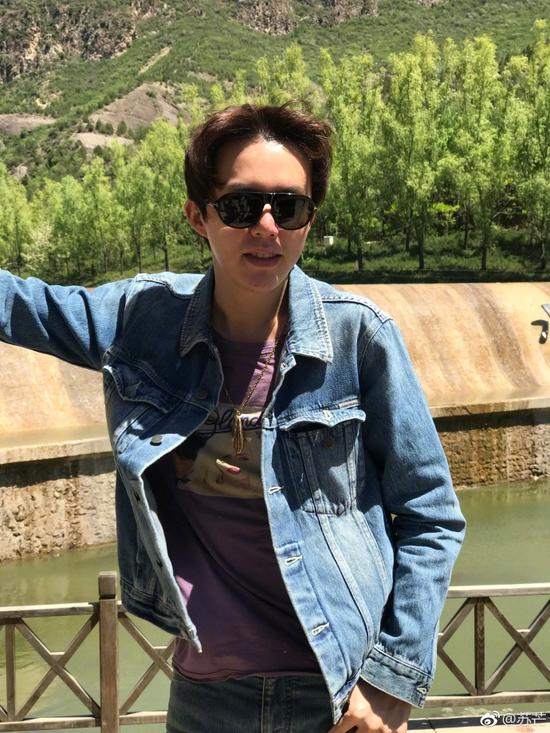 李云迪母亲节晒搞怪自拍冻龄少年童心依旧