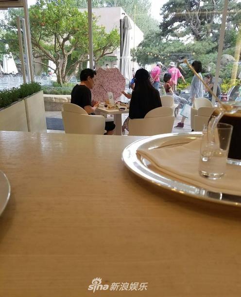 刘亦菲和父母吃饭