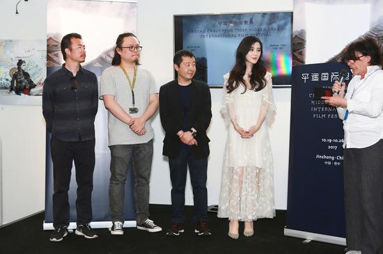 组图:范冰冰长发披肩现身电影展 着白纱裙又仙又美