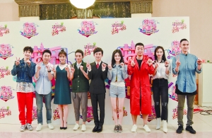 吴昕、李维嘉、何炅、谢娜和杜海涛（从左至右）组成的“快乐家族”，已是国内最知名的主持天团。