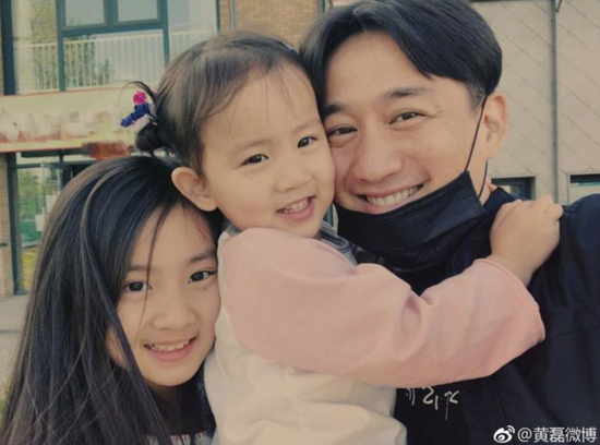 黄磊和两个女儿