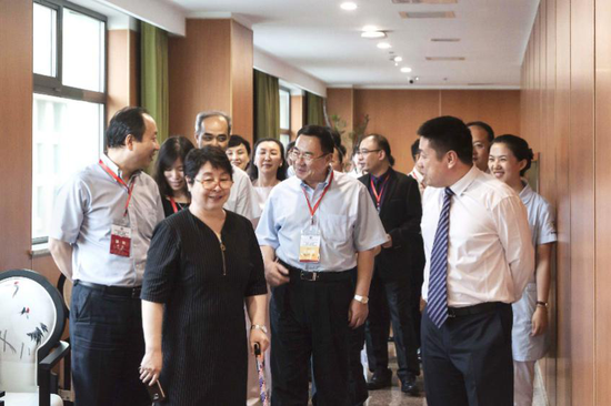 峰会专家参观东北国际医院“刘晓燕再生医学研究实验室”