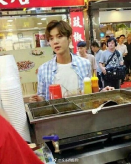 比起林小宅炸裂的苹果肌,快手李圣经眼袋更突