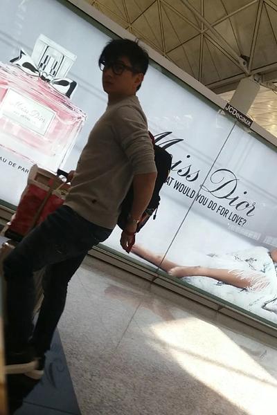 吴奇隆现身机场