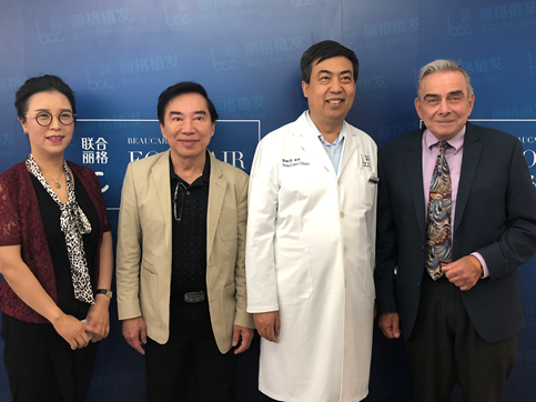 照片从左向右依次是:大会的中方主席张菊芳教授、大会执行主席Dr. Damkerng Pathomvanich先生(泰国)、联合丽格第一医院美容医院常务副院长郭树忠教授,ISHRS金毛囊奖的获得者William Rassman教授。