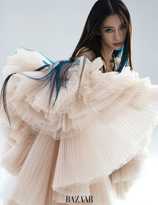 angelababy照片最美的,杨颖古装仙女图片 照片中,angelababy孔雀蓝的长发挑染超吸睛,搭配富有层次感的针织贴身