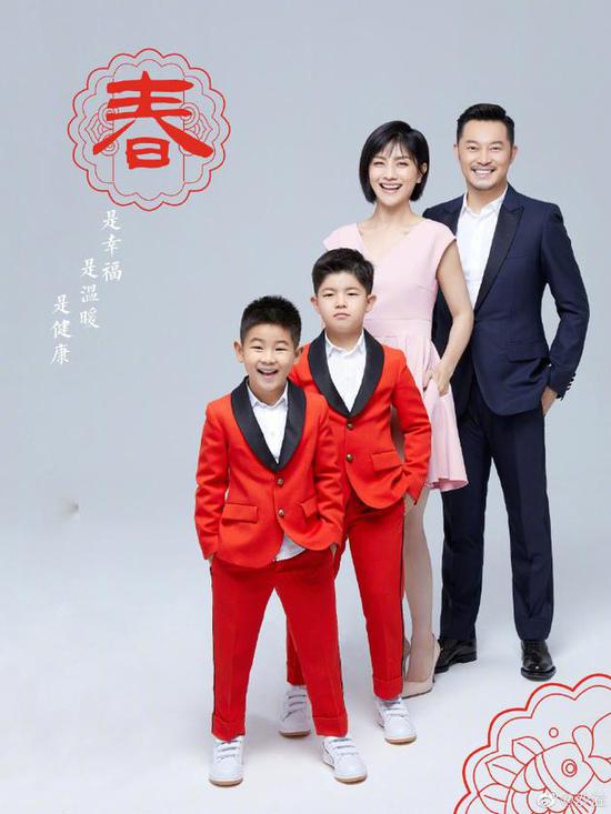 2月9日,沙溢在微博晒出一家四口的全家福,发文庆祝新年,他说:"祝大家