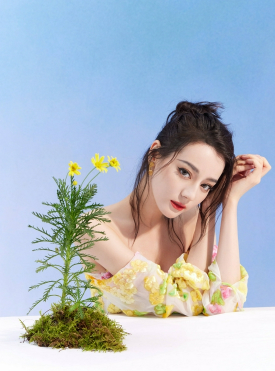 迪丽热巴新写真照曝光 抹胸碎花曳地长裙宛若花仙子
