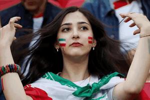 伊朗女性被允许摘面纱进场看球