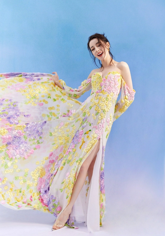 迪丽热巴新写真照曝光 抹胸碎花曳地长裙宛若花仙子