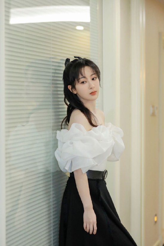 杨紫白色花瓣裙秀一字肩 卷发搭蝴蝶结发饰清纯甜美