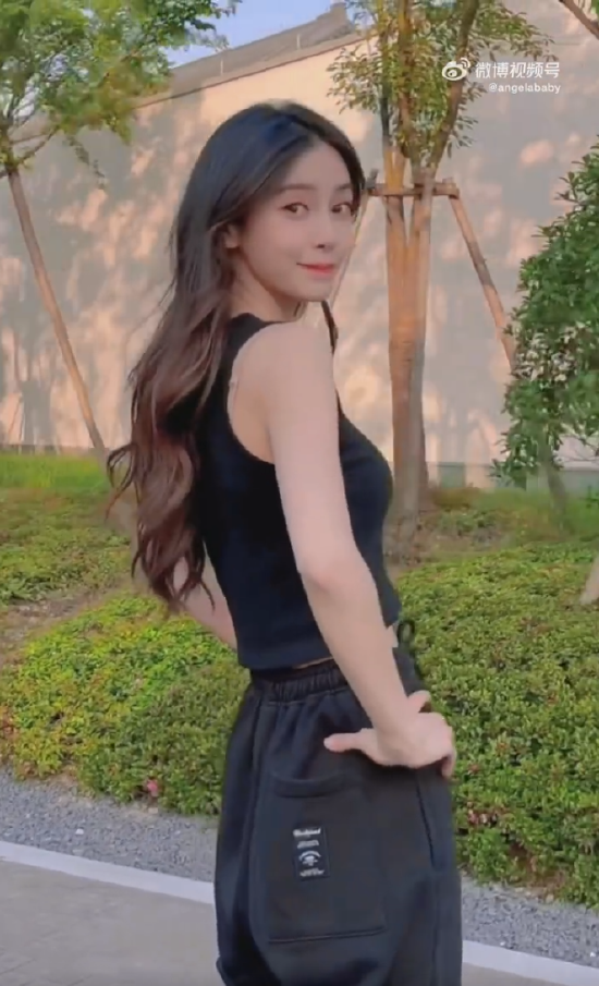 Angelababy晒街边玩滑板视频 对镜头比耶笑容甜美