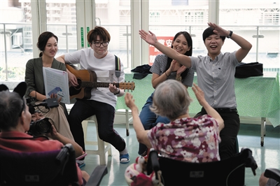 毛不易（左三）用音乐给台湾老人带去了快乐