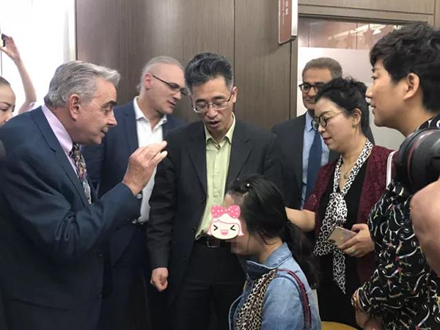 专家们巧遇求美者,就其术后恢复情况进行了解