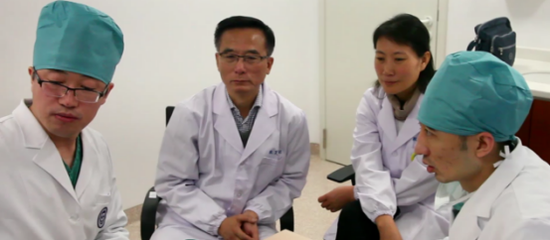 醫生對患兒病情進行討論