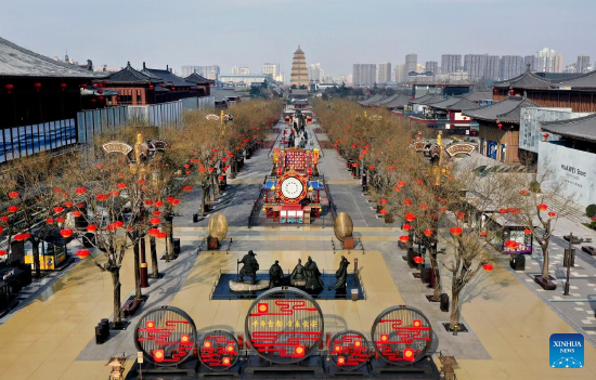 Aerial photo taken on Dec. 28, 2021 shows the empty Great Tang All Day Mall in Xi'an, capital of northwest China's Shaanxi Province. Authorities in Xi'an have upgraded epidemic control and prevention measures starting Monday, ordering all residents to stay indoors and keep away from gatherings except when taking nucleic acid tests. (Xinhua/Tao Ming)