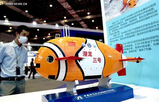 Photo taken on Sept. 15, 2020 shows the model of submersible Qianlong 3 at the 22nd China International Industry Fair (CIIF) in east China's Shanghai. The 22nd CIIF kicked off at the National Exhibition and Convention Center (Shanghai) on Tuesday. Covering a total display area of 245,000 square meters, this year's CIIF has attracted more than 2,000 exhibitors from 22 countries and regions. (Xinhua/Zhang Jiansong)
