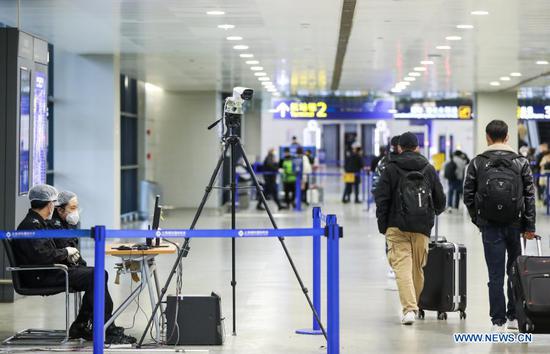  Passengers arrive at Terminal 2 building of the Shanghai Pudong International Airport in east China's Shanghai, Nov. 24, 2020. The airport's recent daily throughput maintains at around 1,000 flights, with passengers wearing face masks and orderly moving in and out. (Xinhua/Ding Ting)