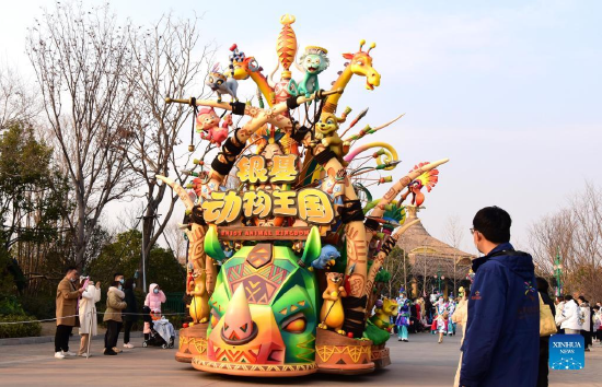 Tourists watch in a show at an animal-themed park in Zhengzhou, central China's Henan Province, Jan. 2, 2022. (Xinhua/Zhu Xiang)
