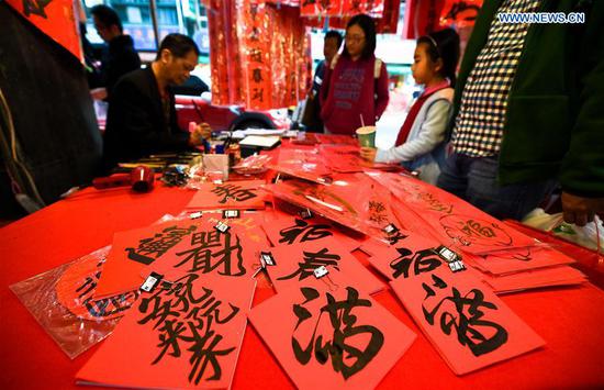 People prepare for upcoming Spring Festival in Taipei, SE China's
